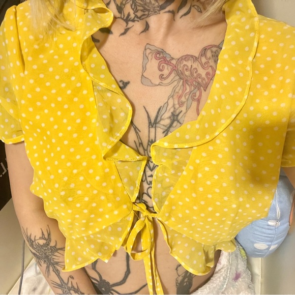 Super cute polka dot tie front crop top with ruffle detail - Picture 3 of 10